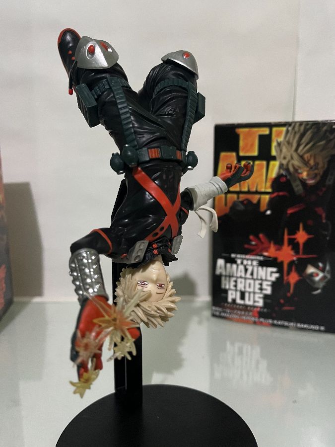 Katsuki Bakugo de cabeza