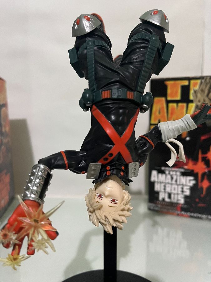 Katsuki Bakugo de cabeza